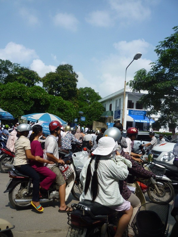Cảnh ùn tắc hàng giờ đồng hồ mỗi buổi sáng tại các bãi gửi xe trong Bệnh viện Bạch Mai.